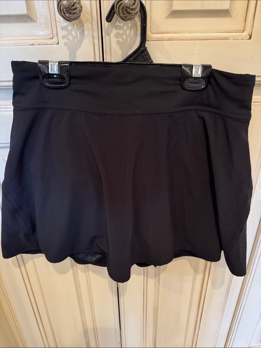 Lululemon black size 6 approximately 14 inch skort